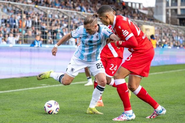 Sigurd Haugen 22 (TSV 1860 Muenchen) im Zweikampf mit Nyamekye Awortwie-Grant 23 (FC Energie Cottbus), TSV 1860 Muenchen vs. Energie Cottbus, 3. Liga, 13. Spieltag, 01.11.2025 DFB regulations prohibit any use of photographs as image sequences and or quasi-video Muenchen Bayern Deutschland