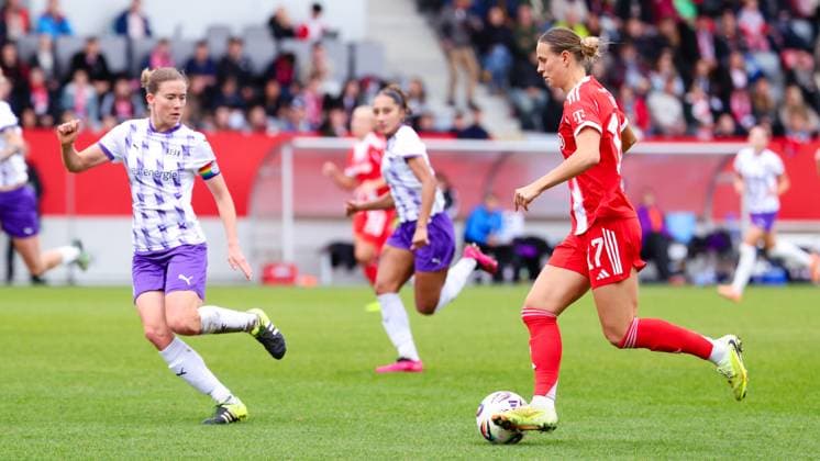 Klara Bühl (17, FC Bayern München) und Lena Ostermeier (18, SGS Essen) beim Spiel zwischen FC Bayern München v SGS Essen, Fußball, Frauen, Google Pixel Frauen-Bundesliga, 2025 2026, 8.Spieltag am 01.11.2025 in München, FC Bayern Campus. DFL and DFB regulations prohibit any use of photographs as image sequences and or quasi-video. Bayern Deutschland
