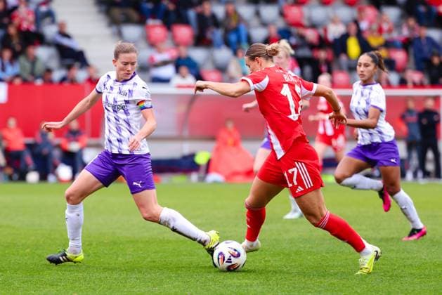 Klara Bühl (17, FC Bayern München) und Lena Ostermeier (18, SGS Essen) beim Spiel zwischen FC Bayern München v SGS Essen, Fußball, Frauen, Google Pixel Frauen-Bundesliga, 2025 2026, 8.Spieltag am 01.11.2025 in München, FC Bayern Campus. DFL and DFB regulations prohibit any use of photographs as image sequences and or quasi-video. Bayern Deutschland
