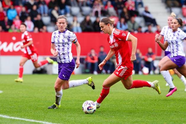 Klara Bühl (17, FC Bayern München) und Lena Ostermeier (18, SGS Essen) beim Spiel zwischen FC Bayern München v SGS Essen, Fußball, Frauen, Google Pixel Frauen-Bundesliga, 2025 2026, 8.Spieltag am 01.11.2025 in München, FC Bayern Campus. DFL and DFB regulations prohibit any use of photographs as image sequences and or quasi-video. Bayern Deutschland