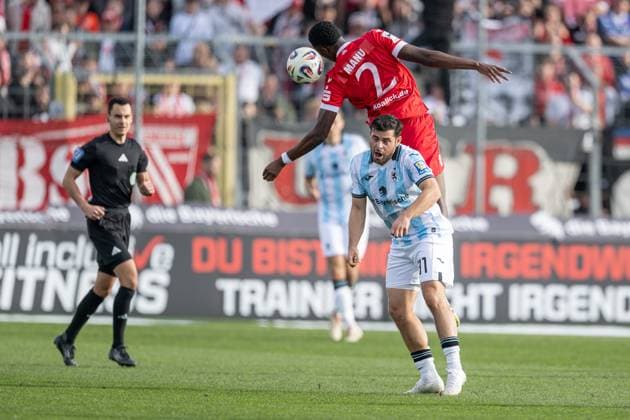 Kampf um den Ball Zweikampf zwischen iKevin Volland (TSV 1860 Muenchen, 31) und King Manu (FC Energie Cottbus, 2) GER, TSV 1860 Muenchen vs. FC Energie Cottbus, Fussball, 3. Bundesliga, 13. Spieltag, Saison 2025 2026, 01.11.2025. (DFL DFB REGULATIONS PROHIBIT ANY USE OF PHOTOGRAPHS as IMAGE SEQUENCES and or QUASI-VIDEO). GER, TSV 1860 Muenchen vs. FC Energie Cottbus, Fussball, 3. Bundesliga, 13. Spieltag, Saison 2025 2026, 01.11.2025. Muenchen Copyright: xEibner-Pressefoto HeikexFeinerx EP_HFR