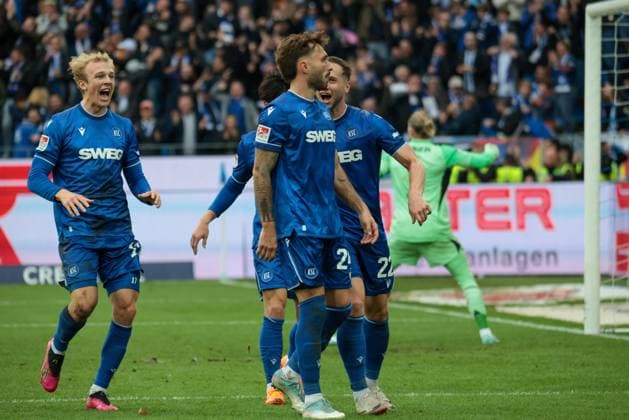 01.11.2025, xhettx, Fussball 2.Bundesliga, Karlsruher SC - FC Schalke 04 v.l. jubel über das 2:1 durch Schleusener, Fabian (Karlsruher SC, 24) (DFL DFB REGULATIONS PROHIBIT ANY USE OF PHOTOGRAPHS as IMAGE SEQUENCES and or QUASI-VIDEO) Karlsruhe
