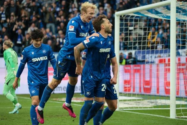 01.11.2025, xhettx, Fussball 2.Bundesliga, Karlsruher SC - FC Schalke 04 v.l. jubel über das 2:1 durch Schleusener, Fabian (Karlsruher SC, 24) (DFL DFB REGULATIONS PROHIBIT ANY USE OF PHOTOGRAPHS as IMAGE SEQUENCES and or QUASI-VIDEO) Karlsruhe