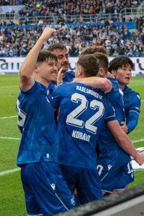 01.11.2025, xhettx, Fussball 2.Bundesliga, Karlsruher SC - FC Schalke 04 v.l. jubel über das 2:1 durch Schleusener, Fabian (Karlsruher SC, 24) (DFL DFB REGULATIONS PROHIBIT ANY USE OF PHOTOGRAPHS as IMAGE SEQUENCES and or QUASI-VIDEO) Karlsruhe