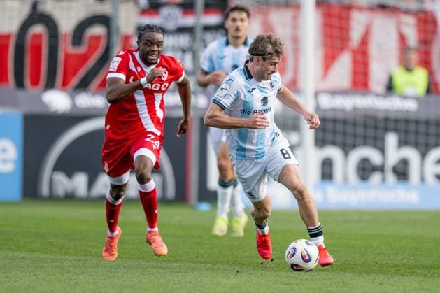 Kampf um den Ball Zweikampf zwischen David Philipp (TSV 1860 Muenchen, 08) und Anderson Lucoqui (FC Energie Cottbus, 24) GER, TSV 1860 Muenchen vs. FC Energie Cottbus, Fussball, 3. Bundesliga, 13. Spieltag, Saison 2025 2026, 01.11.2025. (DFL DFB REGULATIONS PROHIBIT ANY USE OF PHOTOGRAPHS as IMAGE SEQUENCES and or QUASI-VIDEO). GER, TSV 1860 Muenchen vs. FC Energie Cottbus, Fussball, 3. Bundesliga, 13. Spieltag, Saison 2025 2026, 01.11.2025. Muenchen Copyright: xEibner-Pressefoto HeikexFeinerx EP_HFR