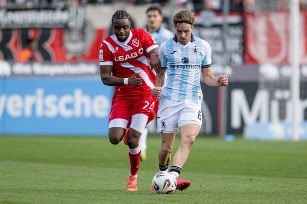 Kampf um den Ball Zweikampf zwischen David Philipp (TSV 1860 Muenchen, 08) und Anderson Lucoqui (FC Energie Cottbus, 24) GER, TSV 1860 Muenchen vs. FC Energie Cottbus, Fussball, 3. Bundesliga, 13. Spieltag, Saison 2025 2026, 01.11.2025. (DFL DFB REGULATIONS PROHIBIT ANY USE OF PHOTOGRAPHS as IMAGE SEQUENCES and or QUASI-VIDEO). GER, TSV 1860 Muenchen vs. FC Energie Cottbus, Fussball, 3. Bundesliga, 13. Spieltag, Saison 2025 2026, 01.11.2025. Muenchen Copyright: xEibner-Pressefoto HeikexFeinerx EP_HFR