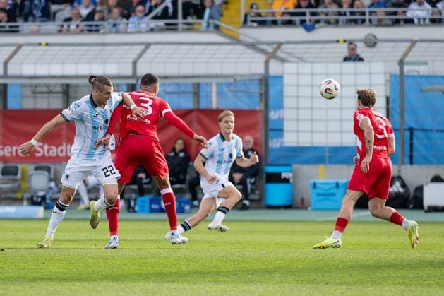 Kampf um den Ball von Sigurd Haugen (TSV 1860 Muenchen, 22) mit Nyamekye Awortwie-Grant (FC Energie Cottbus, 23), rechts Clemens Lippmann (TSV 1860 Muenchen, 41) und Henry Rorig (FC Energie Cottbus, 3) GER, TSV 1860 Muenchen vs. FC Energie Cottbus, Fussball, 3. Bundesliga, 13. Spieltag, Saison 2025 2026, 01.11.2025. (DFL DFB REGULATIONS PROHIBIT ANY USE OF PHOTOGRAPHS as IMAGE SEQUENCES and or QUASI-VIDEO). GER, TSV 1860 Muenchen vs. FC Energie Cottbus, Fussball, 3. Bundesliga, 13. Spieltag, Saison 2025 2026, 01.11.2025. Muenchen Copyright: xEibner-Pressefoto HeikexFeinerx EP_HFR