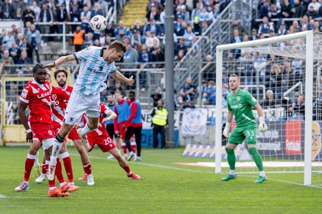 Siemen Voet (TSV 1860 Muenchen, 03) im Kopfballduell mit Anderson Lucoqui (FC Energie Cottbus, 24) vor dem Tor von Marius Funk (Torwart, FC Energie Cottbus, 33) GER, TSV 1860 Muenchen vs. FC Energie Cottbus, Fussball, 3. Bundesliga, 13. Spieltag, Saison 2025 2026, 01.11.2025. (DFL DFB REGULATIONS PROHIBIT ANY USE OF PHOTOGRAPHS as IMAGE SEQUENCES and or QUASI-VIDEO). GER, TSV 1860 Muenchen vs. FC Energie Cottbus, Fussball, 3. Bundesliga, 13. Spieltag, Saison 2025 2026, 01.11.2025. Muenchen Copyright: xEibner-Pressefoto HeikexFeinerx EP_HFR