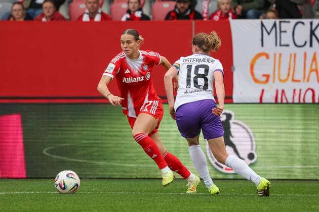 Klara Buehl (FC Bayern Muenchen, 17) mit Lena Ostermeier (SGS Essen, 18), GER, FC Bayern Muenchen vs. SGS Essen, Fussball, Google Pixel Frauen-Bundesliga, 8. Spieltag, Saison 2025 2026, 01.11.2025, DFL DFB REGULATIONS PROHIBIT ANY USE OF PHOTOGRAPHS as IMAGE SEQUENCES and or QUASI-VIDEO, GER, FC Bayern Muenchen vs. SGS Essen, Fussball, Google Pixel Frauen-Bundesliga, 8. Spieltag, Saison 2025 2026, 01.11.2025 Muenchen Copyright: xEibner-Pressefoto JennixMaulx EP_JML