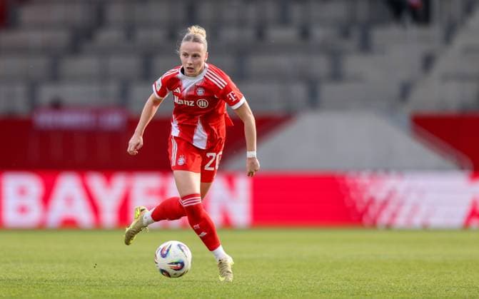 DEU, München, FC Bayern München vs SGS Essen, Google Pixel Frauen Bundesliga, DFB, Saison 2526, FC Bayern Campus, 8. Spieltag im Bild: Franziska Kett (Bayern München 20), Freisteller DFB DFL REGULATIONS PROHIBIT ANY USE OF PHOTOGRAPHS AS IMAGE SEQUENCES AND OR QUASI-VIDEO, 01.11.2025 Copyright: HMBxMedia HendrikxHamelau