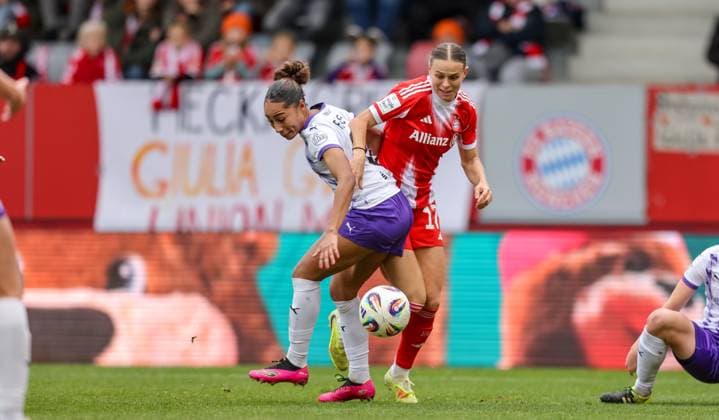 DEU, München, FC Bayern München vs SGS Essen, Google Pixel Frauen Bundesliga, DFB, Saison 2526, FC Bayern Campus, 8. Spieltag im Bild v.l.n.r: Vanessa Fürst (SGS Essen 8), Klara Bühl (Bayern München 17), Zweikampf DFB DFL REGULATIONS PROHIBIT ANY USE OF PHOTOGRAPHS AS IMAGE SEQUENCES AND OR QUASI-VIDEO, 01.11.2025 Copyright: HMBxMedia HendrikxHamelau