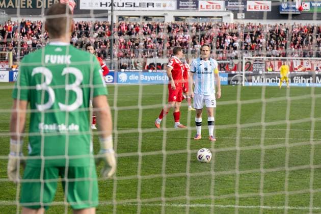 Thore Jacobson 5 (TSV 1860 Muenchen) bereitet sich auf den Elmeter vor, TSV 1860 Muenchen vs. Energie Cottbus, 3. Liga, 13. Spieltag, 01.11.2025 DFB regulations prohibit any use of photographs as image sequences and or quasi-video Muenchen Bayern Deutschland