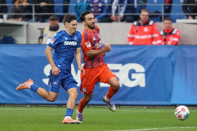 Zweikampf zwischen Rafael Pinto Pedrosa (Karlsruher SC, 36) und Kenan Karaman (FC Schalke 04, 19), Karlsruher SC vs. FC Schalke 04, 2. Bundesliga, 11. Spieltag, 2025 2026, 01.11.2025, DFL REGULATIONS PROHIBIT ANY USE OF PHOTOGRAPHS AS IMAGE SEQUENCES AND OR QUASI-VIDEO, Karlsruher SC vs. FC Schalke 04, 2. Bundesliga, 11. Spieltag, 2025 2026, 01.11.2025 Karlsruhe