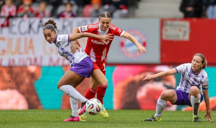 DEU, München, FC Bayern München vs SGS Essen, Google Pixel Frauen Bundesliga, DFB, Saison 2526, FC Bayern Campus, 8. Spieltag im Bild v.l.n.r: Vanessa Fürst (SGS Essen 8), Klara Bühl (Bayern München 17), Zweikampf DFB DFL REGULATIONS PROHIBIT ANY USE OF PHOTOGRAPHS AS IMAGE SEQUENCES AND OR QUASI-VIDEO, 01.11.2025 Copyright: HMBxMedia HendrikxHamelau