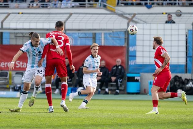 Kampf um den Ball von Sigurd Haugen (TSV 1860 Muenchen, 22) mit Nyamekye Awortwie-Grant (FC Energie Cottbus, 23), rechts Clemens Lippmann (TSV 1860 Muenchen, 41) und Henry Rorig (FC Energie Cottbus, 3) GER, TSV 1860 Muenchen vs. FC Energie Cottbus, Fussball, 3. Bundesliga, 13. Spieltag, Saison 2025 2026, 01.11.2025. (DFL DFB REGULATIONS PROHIBIT ANY USE OF PHOTOGRAPHS as IMAGE SEQUENCES and or QUASI-VIDEO). GER, TSV 1860 Muenchen vs. FC Energie Cottbus, Fussball, 3. Bundesliga, 13. Spieltag, Saison 2025 2026, 01.11.2025. Muenchen Copyright: xEibner-Pressefoto HeikexFeinerx EP_HFR