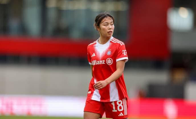 DEU, München, FC Bayern München vs SGS Essen, Google Pixel Frauen Bundesliga, DFB, Saison 2526, FC Bayern Campus, 8. Spieltag im Bild: Momoko Tanikawa (Bayern München 18) DFB DFL REGULATIONS PROHIBIT ANY USE OF PHOTOGRAPHS AS IMAGE SEQUENCES AND OR QUASI-VIDEO, 01.11.2025 Copyright: HMBxMedia HendrikxHamelau