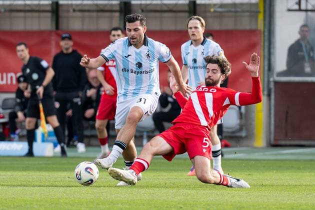 Kampf um den Ball Zweikampf zwischen Kevin Volland (TSV 1860 Muenchen, 31) und Dominik Pelivan (FC Energie Cottbus, 5) GER, TSV 1860 Muenchen vs. FC Energie Cottbus, Fussball, 3. Bundesliga, 13. Spieltag, Saison 2025 2026, 01.11.2025. (DFL DFB REGULATIONS PROHIBIT ANY USE OF PHOTOGRAPHS as IMAGE SEQUENCES and or QUASI-VIDEO). GER, TSV 1860 Muenchen vs. FC Energie Cottbus, Fussball, 3. Bundesliga, 13. Spieltag, Saison 2025 2026, 01.11.2025. Muenchen Copyright: xEibner-Pressefoto HeikexFeinerx EP_HFR