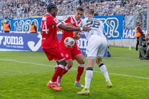 Kampf um den Ball von Anderson Lucoqui (FC Energie Cottbus, 24) und Nyamekye Awortwie-Grant (FC Energie Cottbus, 23) mit Sigurd Haugen (TSV 1860 Muenchen, 22) GER, TSV 1860 Muenchen vs. FC Energie Cottbus, Fussball, 3. Bundesliga, 13. Spieltag, Saison 2025 2026, 01.11.2025. (DFL DFB REGULATIONS PROHIBIT ANY USE OF PHOTOGRAPHS as IMAGE SEQUENCES and or QUASI-VIDEO). GER, TSV 1860 Muenchen vs. FC Energie Cottbus, Fussball, 3. Bundesliga, 13. Spieltag, Saison 2025 2026, 01.11.2025. Muenchen Copyright: xEibner-Pressefoto HeikexFeinerx EP_HFR