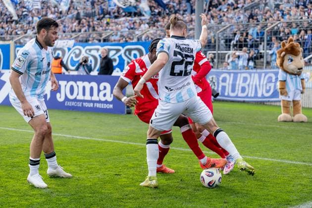Kampf um den Ball von Anderson Lucoqui (FC Energie Cottbus, 24) und Nyamekye Awortwie-Grant (FC Energie Cottbus, 23) mit Sigurd Haugen (TSV 1860 Muenchen, 22), links Kevin Volland (TSV 1860 Muenchen, 31) GER, TSV 1860 Muenchen vs. FC Energie Cottbus, Fussball, 3. Bundesliga, 13. Spieltag, Saison 2025 2026, 01.11.2025. (DFL DFB REGULATIONS PROHIBIT ANY USE OF PHOTOGRAPHS as IMAGE SEQUENCES and or QUASI-VIDEO). GER, TSV 1860 Muenchen vs. FC Energie Cottbus, Fussball, 3. Bundesliga, 13. Spieltag, Saison 2025 2026, 01.11.2025. Muenchen Copyright: xEibner-Pressefoto HeikexFeinerx EP_HFR