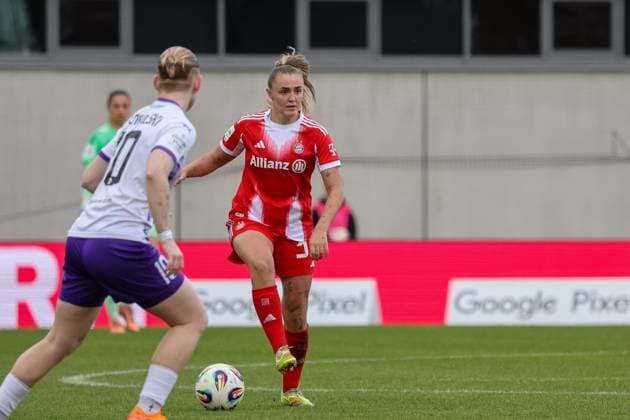 Georgia Stanway (FC Bayern Muenchen, 31) mit Natasha Kowalski (SGS Essen, 10), GER, FC Bayern Muenchen vs. SGS Essen, Fussball, Google Pixel Frauen-Bundesliga, 8. Spieltag, Saison 2025 2026, 01.11.2025, DFL DFB REGULATIONS PROHIBIT ANY USE OF PHOTOGRAPHS as IMAGE SEQUENCES and or QUASI-VIDEO, GER, FC Bayern Muenchen vs. SGS Essen, Fussball, Google Pixel Frauen-Bundesliga, 8. Spieltag, Saison 2025 2026, 01.11.2025 Muenchen Copyright: xEibner-Pressefoto JennixMaulx EP_JML
