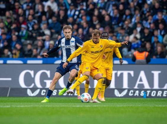 Fussball, Herren, Saison 2025 2026, 2. Bundesliga (11. Spieltag), Hertha BSC - Dynamo Dresden, v.l. Marten Winkler (Hertha BSC), Lukas Boeder (Dresden), 01.11. 2025,