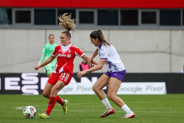 Georgia Stanway (FC Bayern Muenchen, 31) mit Kassandra Potsi (SGS Essen, 28), GER, FC Bayern Muenchen vs. SGS Essen, Fussball, Google Pixel Frauen-Bundesliga, 8. Spieltag, Saison 2025 2026, 01.11.2025, DFL DFB REGULATIONS PROHIBIT ANY USE OF PHOTOGRAPHS as IMAGE SEQUENCES and or QUASI-VIDEO, GER, FC Bayern Muenchen vs. SGS Essen, Fussball, Google Pixel Frauen-Bundesliga, 8. Spieltag, Saison 2025 2026, 01.11.2025 Muenchen Copyright: xEibner-Pressefoto JennixMaulx EP_JML