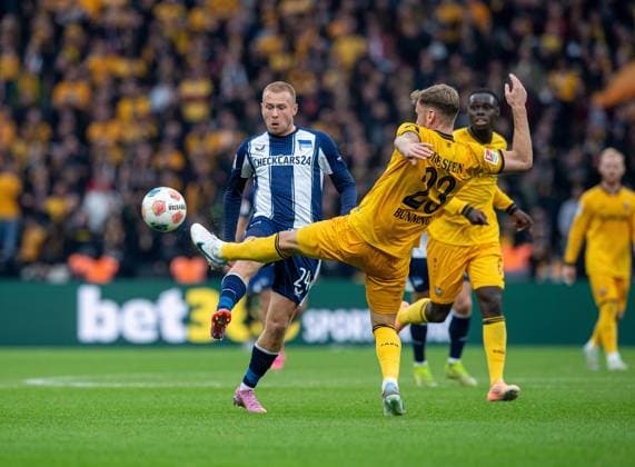Fussball, Herren, Saison 2025 2026, 2. Bundesliga (11. Spieltag), Hertha BSC - Dynamo Dresden, v.l. Jon Dagur Thorsteinsson (Hertha BSC), Lukas Boeder (Dresden), 01.11. 2025,