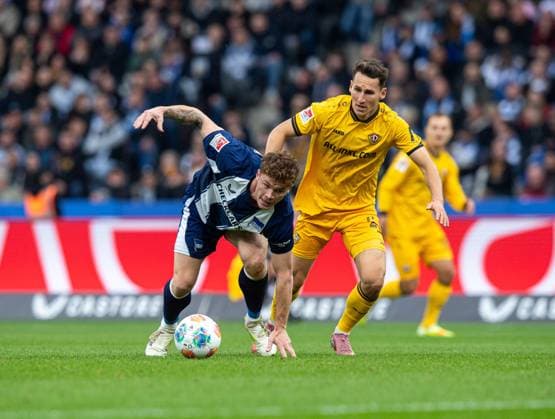 Fussball, Herren, Saison 2025 2026, 2. Bundesliga (11. Spieltag), Hertha BSC - Dynamo Dresden, v.l. Sebastian Grönning (Hertha BSC), Konrad Faber (Dresden), 01.11. 2025,