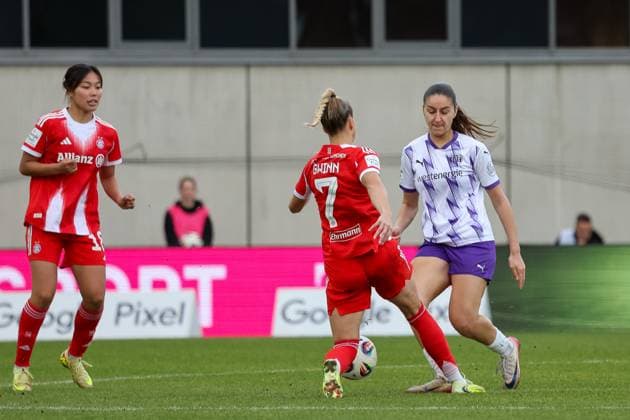 Laureta Elmazi (SGS Essen, 11) mit Giulia Gwinn (FC Bayern Muenchen, 07) und Momoko Tanikawa (FC Bayern Muenchen, 18), GER, FC Bayern Muenchen vs. SGS Essen, Fussball, Google Pixel Frauen-Bundesliga, 8. Spieltag, Saison 2025 2026, 01.11.2025, DFL DFB REGULATIONS PROHIBIT ANY USE OF PHOTOGRAPHS as IMAGE SEQUENCES and or QUASI-VIDEO, GER, FC Bayern Muenchen vs. SGS Essen, Fussball, Google Pixel Frauen-Bundesliga, 8. Spieltag, Saison 2025 2026, 01.11.2025 Muenchen Copyright: xEibner-Pressefoto JennixMaulx EP_JML