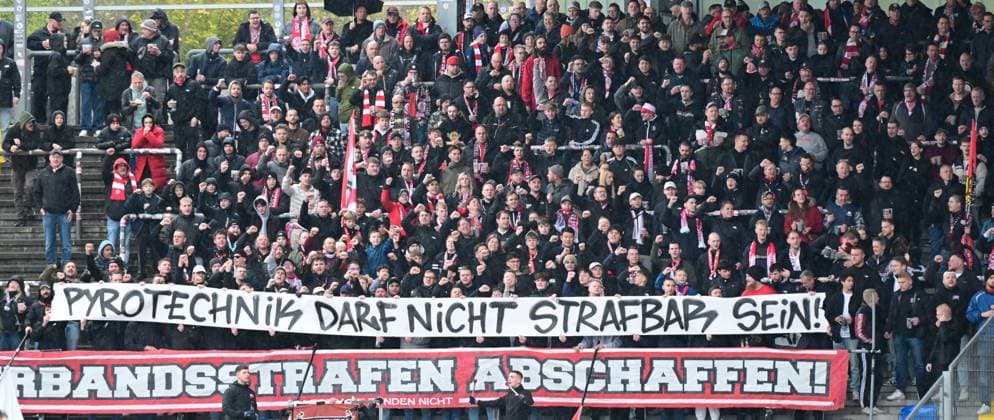 01.11.2025 xkhx Kassel Regionalliga Südwest Saison 2025 2026 KSV Hessen Kassel - SV Eintracht Trier Die Fans fordern Straffreiheit für das Abbrennen von Pyrotechnik