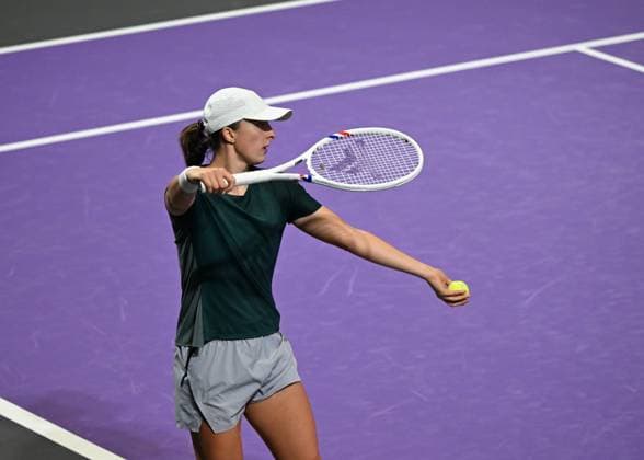 WTA, Tennis Damen Finals 2025 - Day One RIYADH, SAUDI ARABIA NOVEMBER 1, 2025: Iga Swiatek of Poland warms up under the watch of coach Wim Fissette and sports psychologist Daria Abramowicz before her group-stage match against Madison Keys of the United States on Day 1 of the 2025 WTA Finals at King Saud University Indoor Arena in Riyadh, Saudi Arabia. RIyadh Saudi Arabia  Copyright: xArturxWidakx originalFilename:widak-wtafinal251101_npqJw.jpg