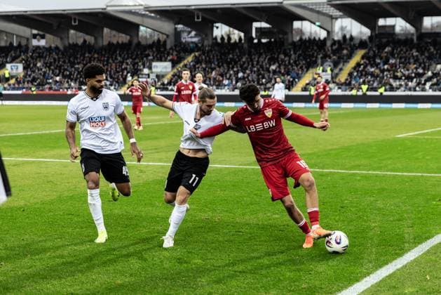 Fussball, Saison 2025 2026, 3. Liga, Donaustadion Ulm, 13. Spieltag, SSV Ulm 1846 Fußball - VfB Stuttgart II, 01.11.2025 01.11.2025, Fussball, Saison 2025 2026, 3. Liga, Donaustadion Ulm, 13. Spieltag, SSV Ulm 1846 Fußball - VfB Stuttgart II, v.l. 49 Andre Becker (SSV Ulm 1846 Fußball), 11 Dennis Chessa (SSV Ulm 1846 Fußball), 16 Leny Meyer (VfB Stuttgart II) Foto: Lucca Fundel Ulm Donaustadion Baden-Württemberg Deutschland