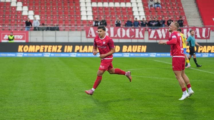 Fußball, Herren, Saison 2025 2026, Regionalliga Nordost, 14. Spieltag, FSV Zwickau vs. FSV 63 Luckenwalde, Samstag 01.11.2025, GGZ-Arena Zwickau, Im Bild: Jubel bei Cemal Sezer (Zwickau) nach seinem Treffer zum 2:0. Sachsen Deutschland