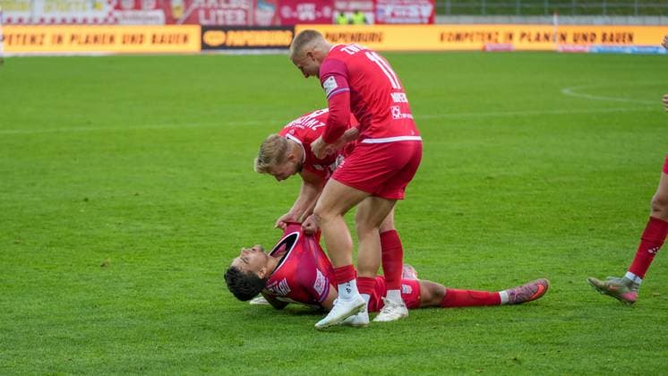 Fußball, Herren, Saison 2025 2026, Regionalliga Nordost, 14. Spieltag, FSV Zwickau vs. FSV 63 Luckenwalde, Samstag 01.11.2025, GGZ-Arena Zwickau, Im Bild: Jubel beim FSV Zwickau nach der 2:0-Führung um Torschütze Cemal Sezer (l.), Maximilian Somnitz (m.) und Theo Martens (r.) Sachsen Deutschland