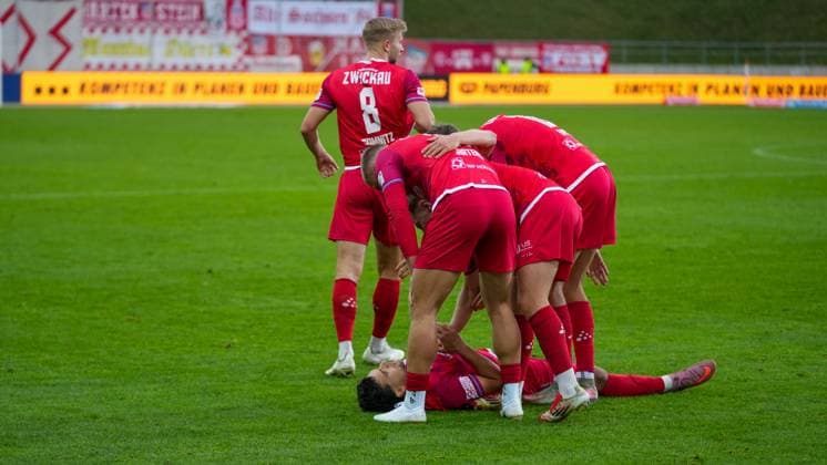 Fußball, Herren, Saison 2025 2026, Regionalliga Nordost, 14. Spieltag, FSV Zwickau vs. FSV 63 Luckenwalde, Samstag 01.11.2025, GGZ-Arena Zwickau, Im Bild: Jubel beim FSV Zwickau nach dem Treffer zur 2:0-Führung. Sachsen Deutschland