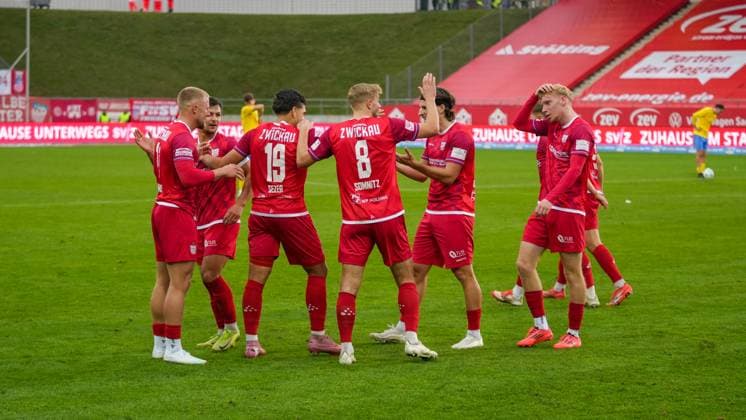 Fußball, Herren, Saison 2025 2026, Regionalliga Nordost, 14. Spieltag, FSV Zwickau vs. FSV 63 Luckenwalde, Samstag 01.11.2025, GGZ-Arena Zwickau, Im Bild: Jubel beim FSV Zwickau nach dem Treffer zur 2:0-Führung. Sachsen Deutschland