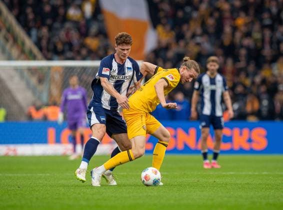 Fussball, Herren, Saison 2025 2026, 2. Bundesliga (11. Spieltag), Hertha BSC - Dynamo Dresden, v.l. Sebastian Grönning (Hertha BSC), Vinko Sapina (Dresden), 01.11. 2025,