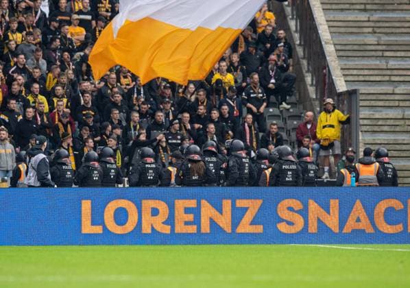Fussball, Herren, Saison 2025 2026, 2. Bundesliga (11. Spieltag), Hertha BSC - Dynamo Dresden, Polizisten vor dem Gästeblock, 01.11. 2025,