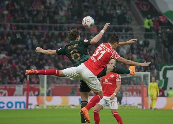 GER, 1.FBL, 1.FSV Mainz 05 vs Werder Bremen 01.11.2025, MEWA Arena, Mainz, GER, 1.FBL, 1.FSV Mainz 05 vs Werder Bremen , im Bild Jens Stage (Bremen), Dominik Kohr (Mainz) DFL regulations prohibit any use of photographs as image sequences and or quasi-video.