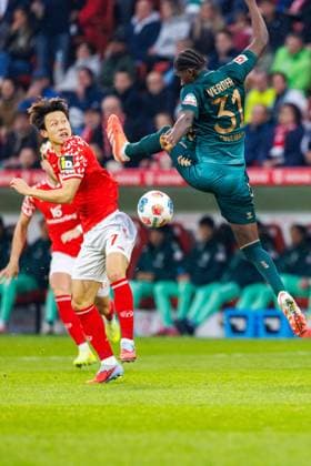 1. Fußball Bundesliga: 1. FSV Mainz 05 - Werder Bremen, 01.11.2025 Zweikampf zwischen Jae-sung Lee (1. FSV Mainz 05, 7) und Karim Coulibaly (SV Werder Bremen, 31) Spiel vom 9. Spieltag der Fußball Bundesliga zwischen 1. FSV Mainz 05 und Borussia Dortmund in der MEWA Arena am 27.09.2025 DFL DFB regulations prohibit any use of photographs as image sequences and or quasi-video. Copyright: xBEAUTIFULxSPORTS Hahnex