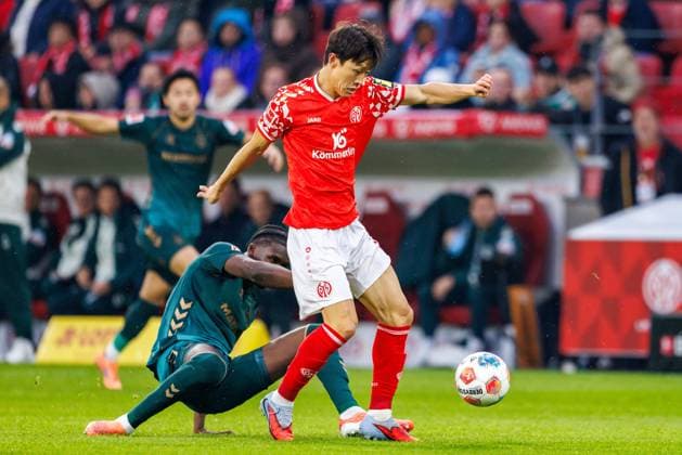 1. Fußball Bundesliga: 1. FSV Mainz 05 - Werder Bremen, 01.11.2025 Zweikampf zwischen Jae-sung Lee (1. FSV Mainz 05, 7) und Karim Coulibaly (SV Werder Bremen, 31) Spiel vom 9. Spieltag der Fußball Bundesliga zwischen 1. FSV Mainz 05 und Borussia Dortmund in der MEWA Arena am 27.09.2025 DFL DFB regulations prohibit any use of photographs as image sequences and or quasi-video. Copyright: xBEAUTIFULxSPORTS Hahnex