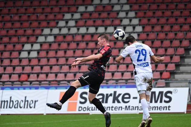 01.11.2025 xkhx Kassel Regionalliga Südwest Saison 2025 2026 KSV Hessen Kassel - SV Eintracht Trier Zvonimir Plavcic )19, Hessen Kassel) gegen Christopher Spang (Trier)
