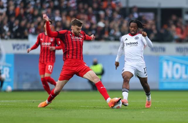 01.11.2025, Fussball Bundesliga, 1. FC Heidenheim - Eintracht Frankfurt, v.l., Julian Niehues (1. FC Heidenheim), Elye Wahi (Eintracht Frankfurt) DFL DFB REGULATIONS PROHIBIT ANY USE OF PHOTOGRAPHS AS IMAGE SEQUENCES AND OR QUASI-VIDEO. xdcx Copyright: HMBxMedia Claus