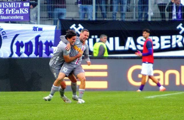 Torschütze Benedikt Bauer (Regensburg, links) und Phil Beckhoff (Regensburg) freuen sich über das 2:3. Fußball 3.Liga 2025 26 FC Erzgebirge Aue - SSV Jahn Regensburg am 1.11.2025 Erzgebirge Aue - Jahn Regensburg