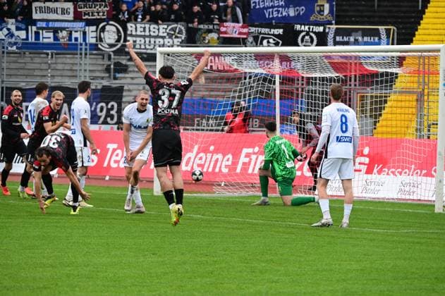 01.11.2025 xkhx Kassel Regionalliga Südwest Saison 2025 2026 KSV Hessen Kassel - SV Eintracht Trier Torjubel nach dem Tor zum 1:0 durch Yannick Stark (Hessen Kassel)