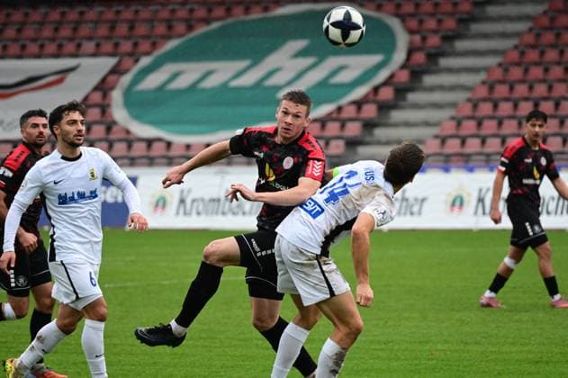 01.11.2025 xkhx Kassel Regionalliga Südwest Saison 2025 2026 KSV Hessen Kassel - SV Eintracht Trier Zvonimir Plavcic )19, Hessen Kassel) gegen Maurice Wrusch (Trier)