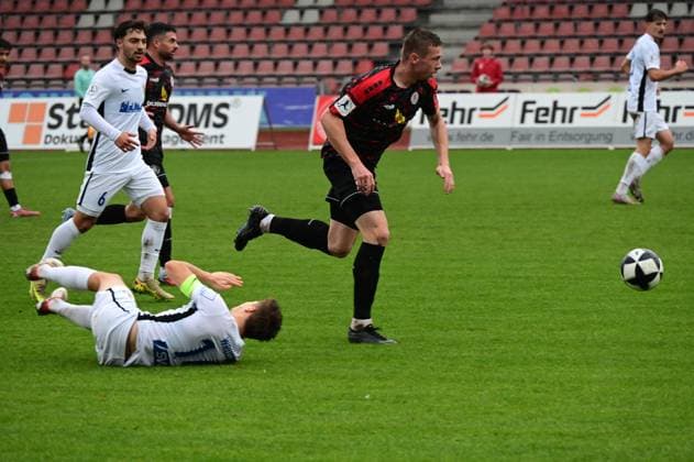 01.11.2025 xkhx Kassel Regionalliga Südwest Saison 2025 2026 KSV Hessen Kassel - SV Eintracht Trier Zvonimir Plavcic )19, Hessen Kassel) gegen Maurice Wrusch (Trier)