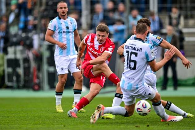 v.li.: Erik Engelhardt (Cottbus, 18) zieht ab, Torschuss, Max Reinthaler (TSV 1860, 16) und Sean Dulic (TSV 1860, 25) versuchen den Schuss zu blocken, Zweikampf, Duell, duel, tackle, Dynamik, Action, Aktion, 01.11.2025, München (Deutschland), Fussball, 3. Liga, TSV 1860 München - FC Energie Cottbus, DFB DFL REGULATIONS PROHIBIT ANY USE OF PHOTOGRAPHS AS IMAGE SEQUENCES AND OR QUASI-VIDEO.