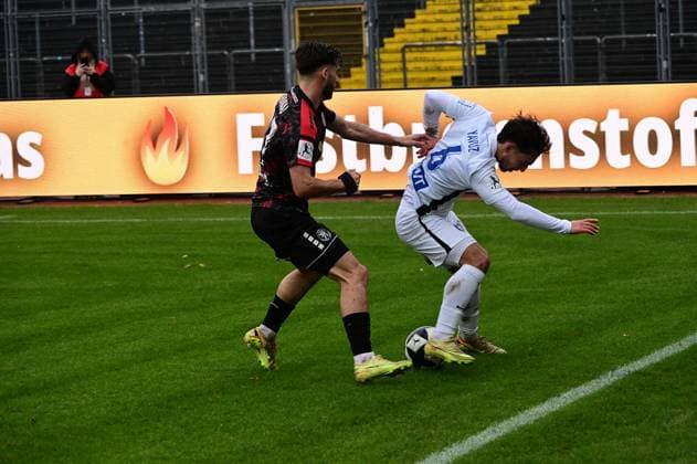 01.11.2025 xkhx Kassel Regionalliga Südwest Saison 2025 2026 KSV Hessen Kassel - SV Eintracht Trier Elsamed Ramaj (37, Hessen Kassel) gegen Ömer Kenan Yavuz (Trier)