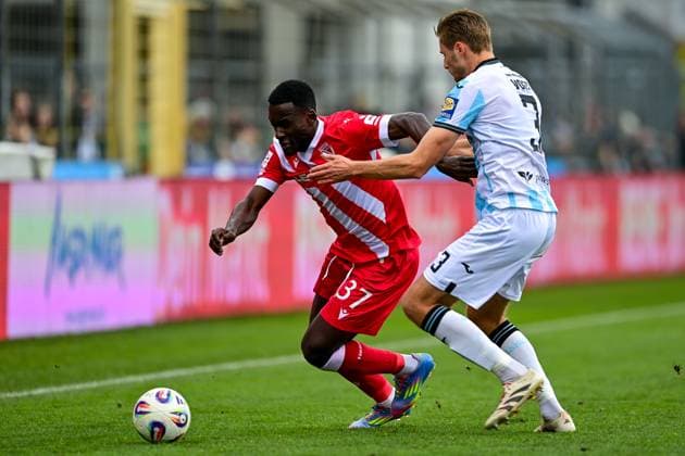 v.li.: Merveille Biankadi (Cottbus, 37) Siemen Voet (TSV 1860, 3) im Zweikampf, Duell, duel, tackle, Dynamik, Action, Aktion, 01.11.2025, München (Deutschland), Fussball, 3. Liga, TSV 1860 München - FC Energie Cottbus, DFB DFL REGULATIONS PROHIBIT ANY USE OF PHOTOGRAPHS AS IMAGE SEQUENCES AND OR QUASI-VIDEO.